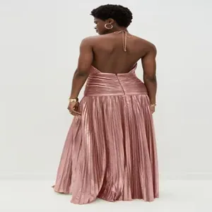 Detailansicht der Rückseite eines metallisch plissierten Neckholder-Maxikleids in Roségold