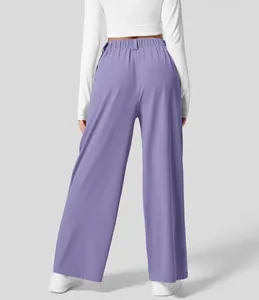 Rückansicht der lavendelfarbenen Hose mit hoher Taille, weitem Bein und Gummibund.