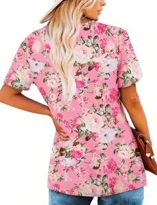 Vista trasera de camiseta de manga corta con un estampado floral rosa para mujer