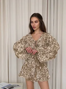 Modella indossa un set da vacanza jacquard marrone con maniche a lanterna e lacci