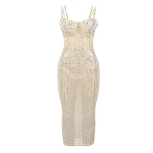 Dettaglio dell'abito in mesh trasparente con strass scintillanti e doppie spalline.