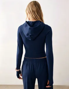 Vista posteriore di una tuta sportiva blu navy con cappuccio e fori per il pollice sulle maniche