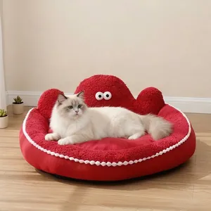 Cama redonda roja de felpa para mascotas con ojos lindos y un gato blanco descansando