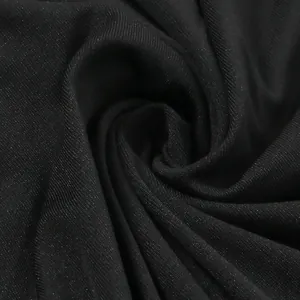 Vista macro ravvicinata di tessuto a costine nero di alta qualità con dettagli in strass argento