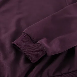 Primer plano del puño acanalado y textura de tela de la sudadera morada