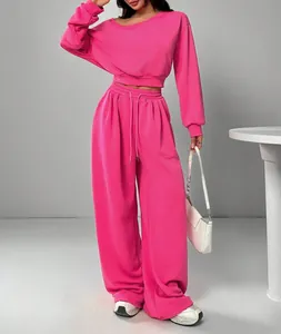 Ensemble deux pièces rose fuchsia avec sweat à épaules dénudées et pantalon large