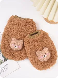 Visuale dettagliata del morbido gilet in pile marrone con ricamo orsetto carino