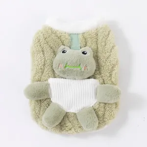 Dettaglio del morbido gilet in pile verde per cani con un simpatico personaggio rana 3D