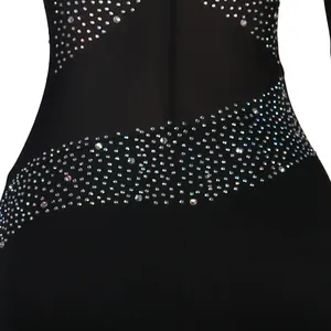 Vista macro detallada de patrones de pedrería plateada y malla en vestido de club negro sexy
