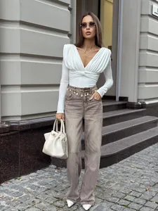 Elegante top blanco de modal con escote en V, detalles drapeados y manga larga