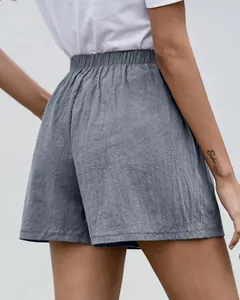 Vista trasera detallada de los pantalones cortos de lino gris de línea A para mujer