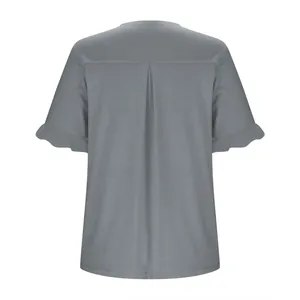 Vista trasera de top gris informal para mujer con mangas de volantes y detalle de pliegue