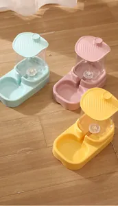 Trois distributeurs automatiques d'eau et de nourriture pour animaux en rose et bleu