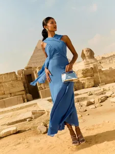 Robe longue élégante en mousseline bleue sans manches avec détail drapé aux épaules