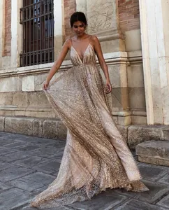 Elegante vestido de noche dorado con escote en V en un entorno arquitectónico clásico.