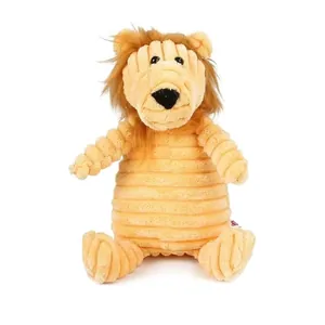 Dettaglio del giocattolo per cani in peluche a forma di leone in velluto a coste gialle