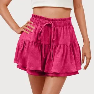 Gonna-pantaloncino rosa acceso a balze con coulisse per un look estivo alla moda.