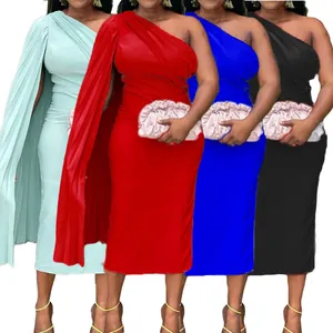 Detailansicht von vier Farboptionen für das plissierte High-Waist-Midi-Kleid
