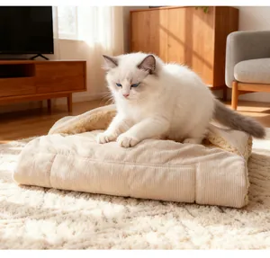 Close-up van een donzige witte kat die een zachte, dikke pluche corduroy huisdiermat kneedt