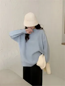 Vue détaillée d'un pull bleu clair oversize avec un bob blanc duveteux de style coréen.