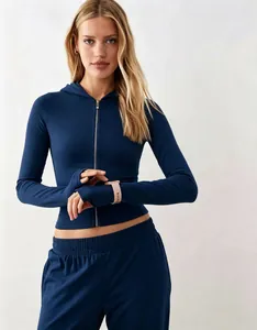 Dettaglio della felpa con cappuccio blu scuro slim fit da donna con asole per pollice