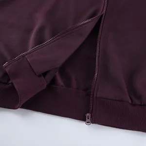Primer plano de sudadera con capucha morada que muestra cremallera y dobladillo