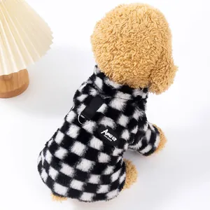 Dicker schwarz-weiß karierter Fleece-Hundepullover für kleine Haustiere im gemütlichen Studio
