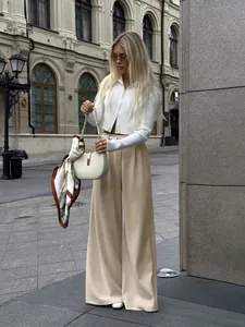 Klassische khakifarbene Damen-Hose mit weitem Bein und Falten im europäischen Streetstyle