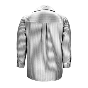 Vista posteriore dettagliata di una classica camicia da ufficio a righe grigie e bianche