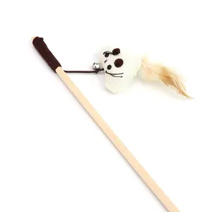 Dettaglio della bacchetta per gatti in legno con campanello, peluche e piuma naturale.