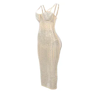 Dettaglio laterale di abito bodycon trasparente nude con strisce verticali di strass