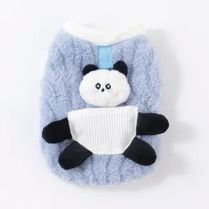 Vista ravvicinata della decorazione a panda sul morbido gilet invernale blu per cani