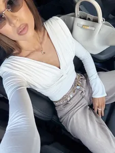 Camiseta blanca de modal con cuello en V drapeado y diseño ajustado detalle de moda