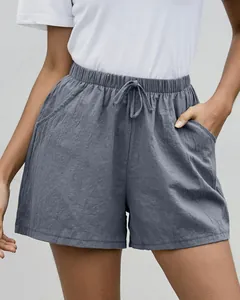 Primer plano de pantalones cortos de lino gris con corte en A, cordón y bolsillos