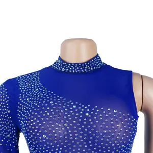 Detalle de vestido de malla azul real con intrincados patrones de pedrería brillante