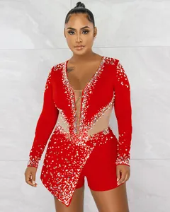 Dettaglio di body rosso trasparente con decorazioni di strass e perle eleganti.