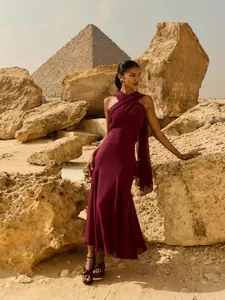 Robe longue élégante en mousseline bordeaux sans manches avec un ruban dans le désert