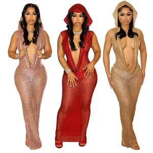 Vue détaillée d'une robe longue sexy à capuche avec col en V et paillettes en rouge et doré
