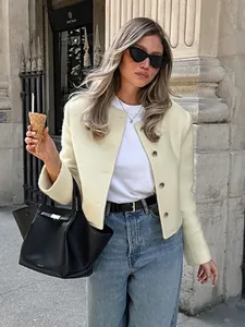 Elegante hellgelbe Tweed-Kurzjacke für Damen im französischen Stil beim Streetstyle