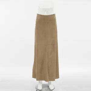 Gesamtansicht des khakifarbenen Wildleder-Maxirocks mit hoher Taille