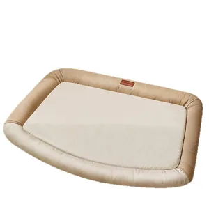 Colchoneta beige impermeable para perros con bordes elevados para razas pequeñas.