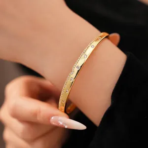 Bracelet jonc minimaliste plaqué or 18 carats avec zircons ronds étincelants au poignet