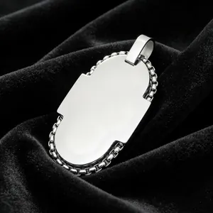 Λεπτομέρεια από οβάλ μενταγιόν dog tag από γυαλισμένο ατσάλι με διακοσμητική άκρη αλυσίδας