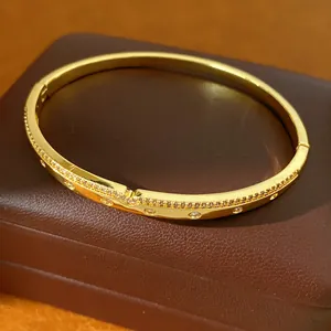 Vue macro détaillée d'un bracelet jonc plaqué or 18 carats avec accents de zircone