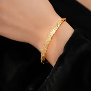 Gros plan d'un élégant bracelet jonc plaqué or 18 carats avec oxydes de zirconium