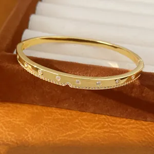 Détail d'un élégant bracelet jonc plaqué or 18 carats avec pierres de zircone étincelantes.