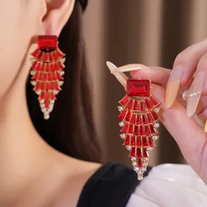 Detailansicht übertriebener roter Edelstein-Ohrhänger in Fächerform für modische Damen