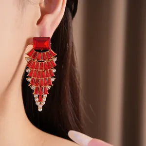 Rote Edelstein-Ohrringe in Fächerform mit Goldakzenten, Nahaufnahme von Modeschmuck