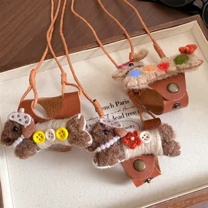 Détail rapproché de colliers pince à lunettes chiot floqué avec cordons en cuir