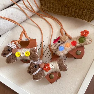 Gros plan sur des pinces à lunettes en forme de chiot floqué avec des lanières en cuir et boutons.
